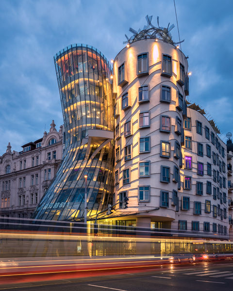 Soubor:Dancing House version 2.jpg