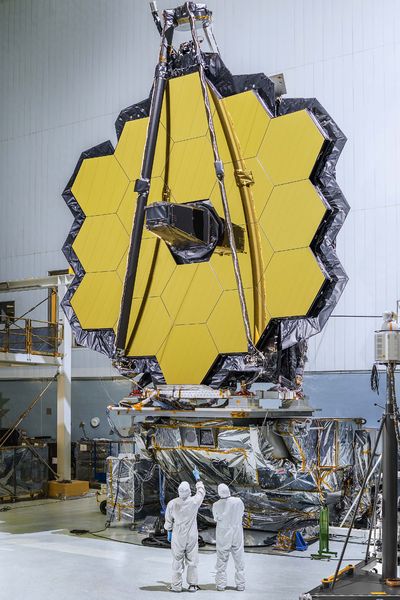 Soubor:James Webb Space Telescope Mirrors Will Piece Together Cosmic Puzzles-October-2016-Flickr.jpg