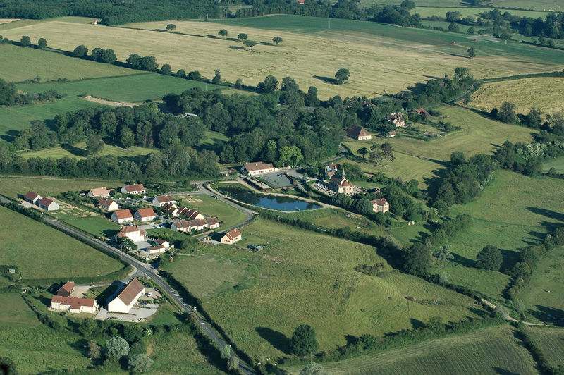Soubor:Aerial view Aubigny Allier.jpg