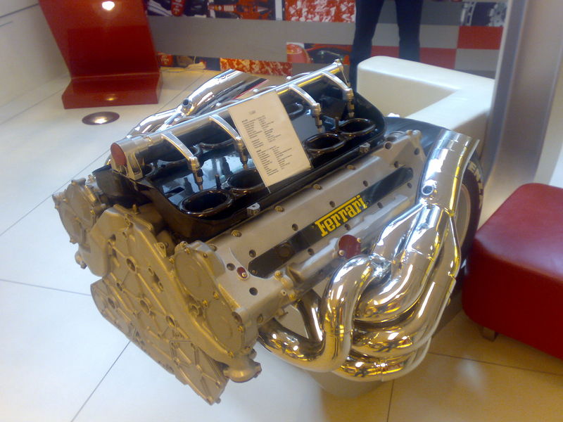 Soubor:F1 2000 motore esposto al FERRARI STORE di MILANO (trequarti anteriore dx).jpg