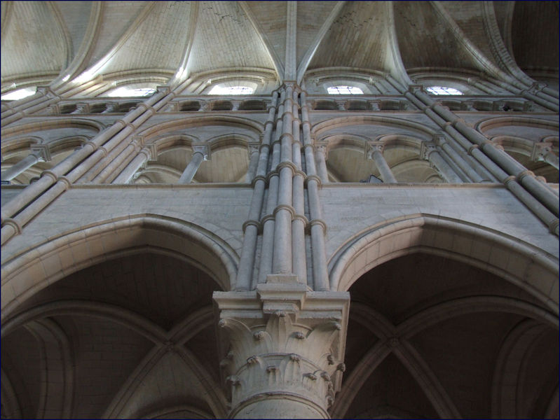 Soubor:Laon cathedral notre dame interior 005.JPG