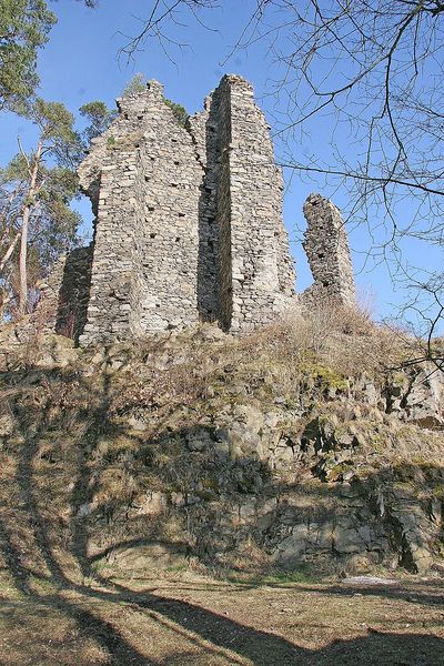Soubor:Opěrné pilíře zdí starého paláce hradu Zbořený Kostelec.jpg