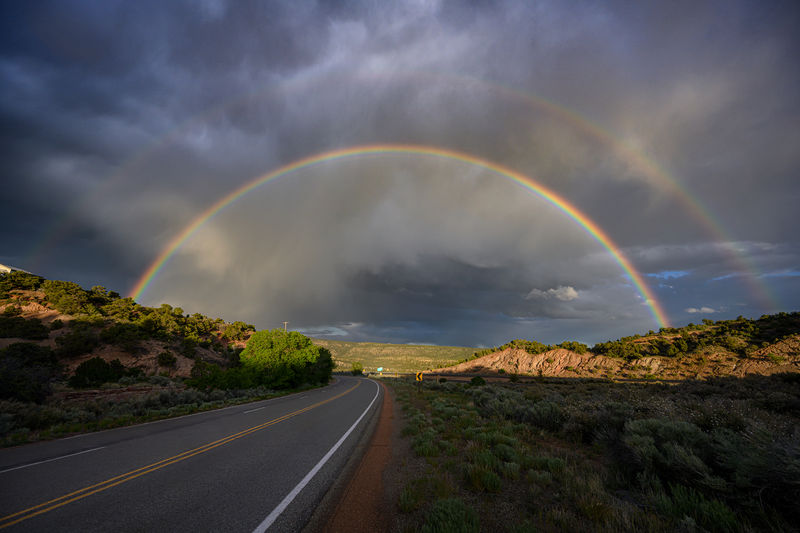 Soubor:Double rainbow over the Old Las Vegas Highway near Santa Fe, New Mexico-Flickr.jpg