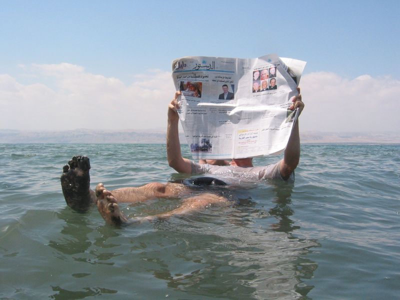 Soubor:Dead sea newspaper.jpg