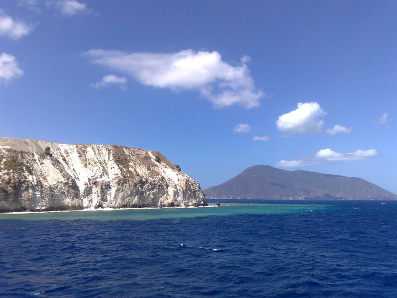 Soubor:Lipari and salina.jpg