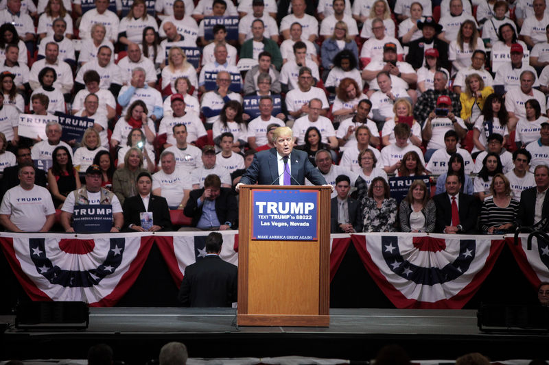Soubor:Donald Trump with supporters (25218724556).jpg