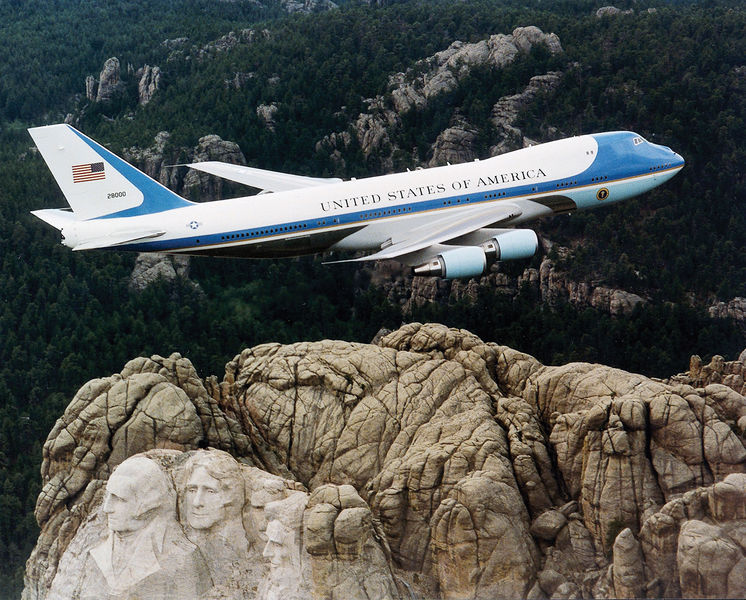 Soubor:Air Force One over Mt. Rushmore.jpg