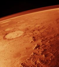 Nad povrchem Marsu je při bočním pohledu viditelná atmosféra (Mars Global Surveyor).