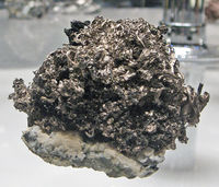 Kus ryzího přírodního stříbra