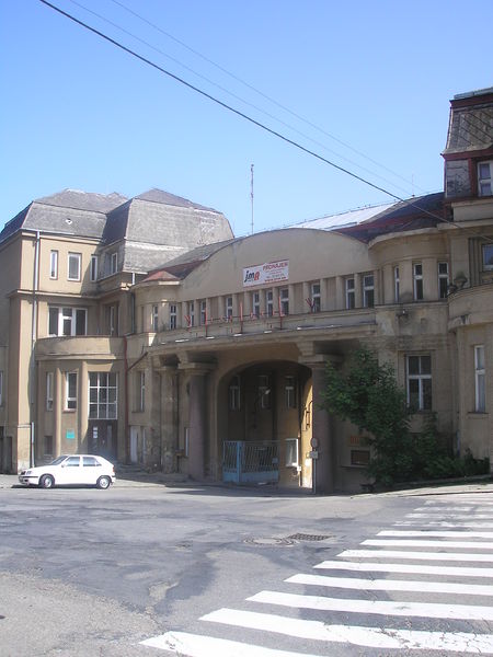 Soubor:BOPO factory gate in Třebíč, Borovina.jpg