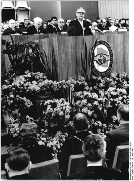 Soubor:Bundesarchiv Bild 183-F0418-0001-055, Berlin, VII. SED-Parteitag, 2.Tag.jpg