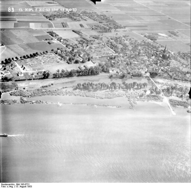 Soubor:Bundesarchiv Bild 195-0721, Rheinbefliegung, Zündorf.jpg
