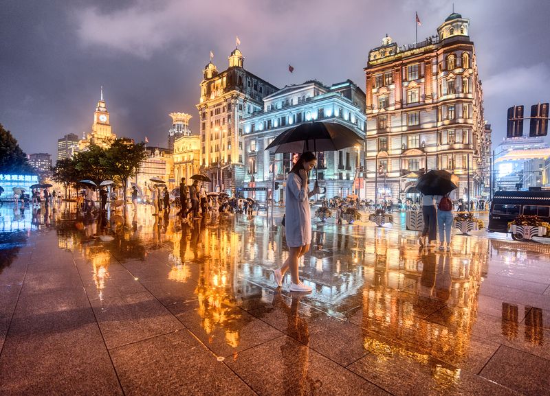 Soubor:Shanghai in the Rain-TRFlickr.jpg