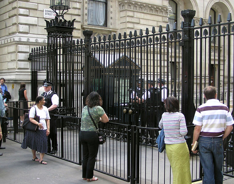 Soubor:Downing.street.gates.london.arp.jpg