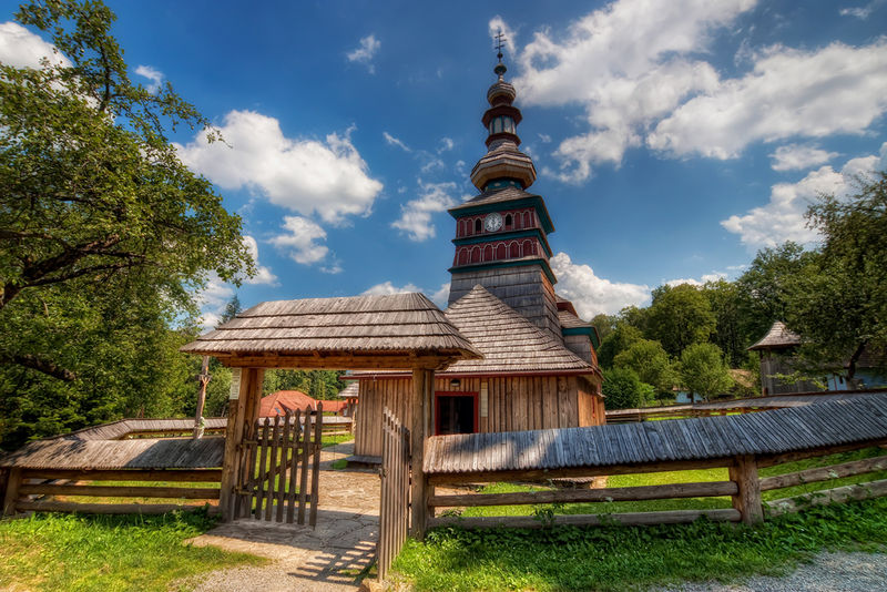 Soubor:Entry to a wooden church-theodevil.jpg