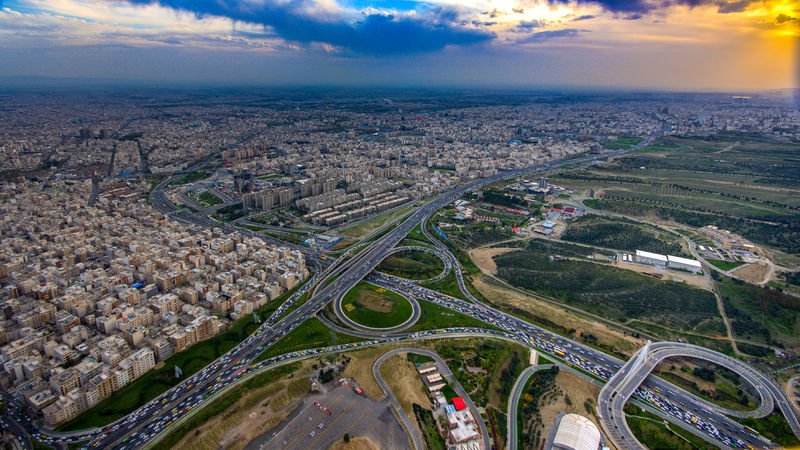 Soubor:Tehran cross-town traffic I, Burj-e Milad, 20170408-Flickr.jpg