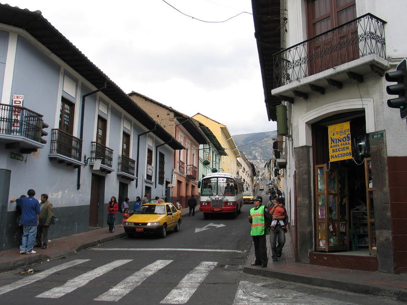 Soubor:Street in quito-ecuador.jpg