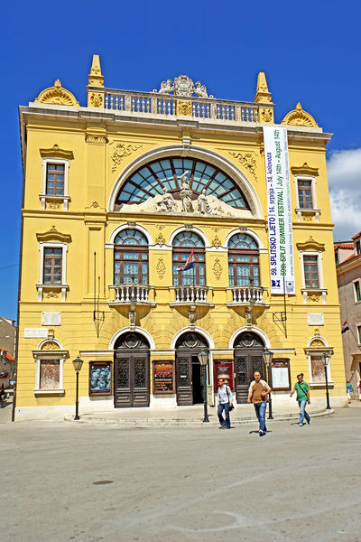 Soubor:Croatia-01432-Croatia's National Theatre-DJFlickr.jpg