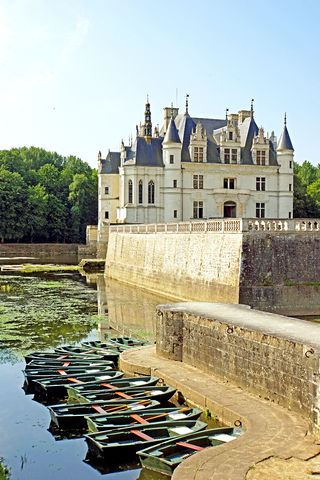 Château de Chenonceau je zámek situovaný asi 240 km od Paříže.