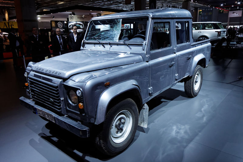 Soubor:Land Rover Defender Double Cab pick-up - Skyfall - Mondial de l'Automobile de Paris 2012 - 003.jpg