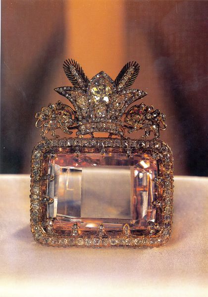 Soubor:The Daria-e Noor (Sea of Light) Diamond from the collection of the national jewels of Iran at Central Bank of Islamic Republic of Iran.jpg