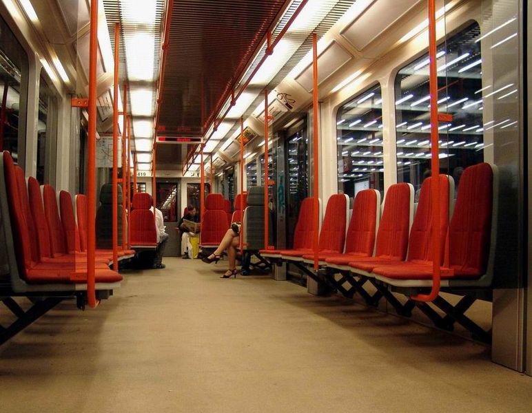 Soubor:Train inside (prague metro).jpg