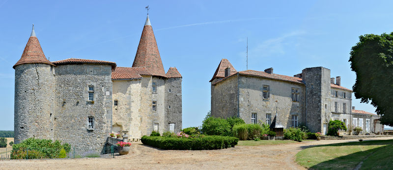 Soubor:Chillac 16 Château Façade b 2013.JPG