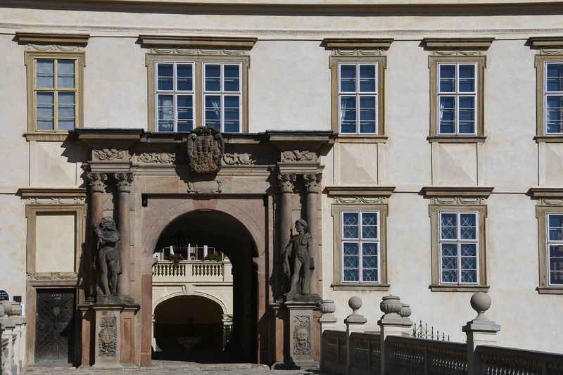 Soubor:Schloss Mníšek pod Brdy (Mnischek)-September-4-2018-Flickr.jpg