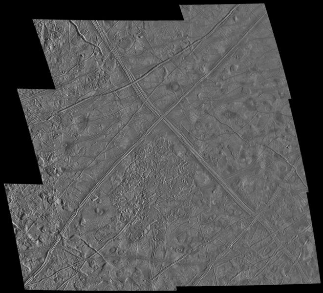 Soubor:PIA01092 - Evidence of Internal Activity on Europa.jpg