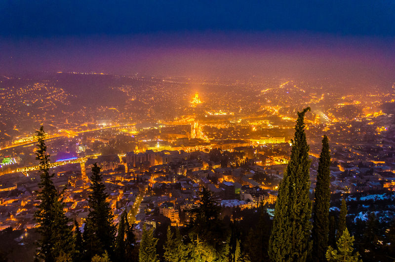 Soubor:Tbilisi, Georgia at Night Feb 2014.jpg