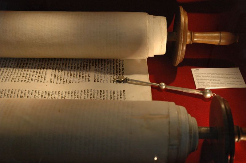 Soubor:Torah and jad.jpg