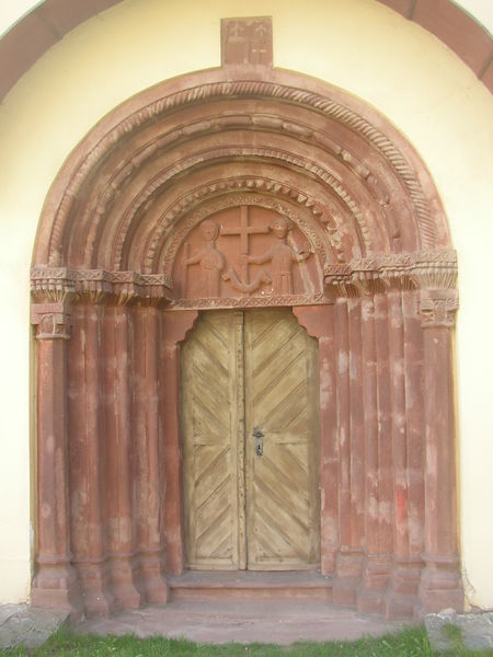 Soubor:Hrusice CZ St Wenceslas church Romanesque portal.148.jpg