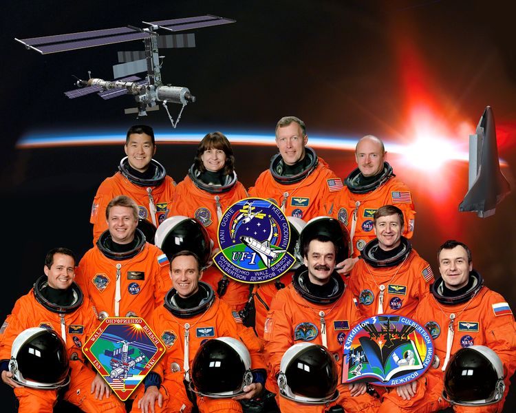 Soubor:STS-108 crew.jpg