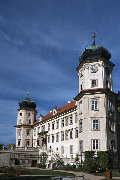 Soubor:Schloss Mníšek pod Brdy (Mnischek)-September-10-2018-Flickr.jpg