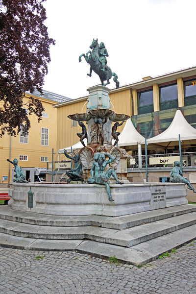 Soubor:Austria-01474 -Leopold V Fountain-Flickr.jpg