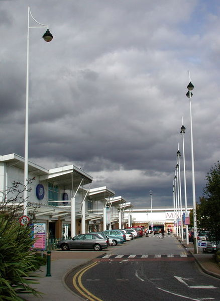 Soubor:Kingswood Retail Park - geograph.org.uk - 538348.jpg