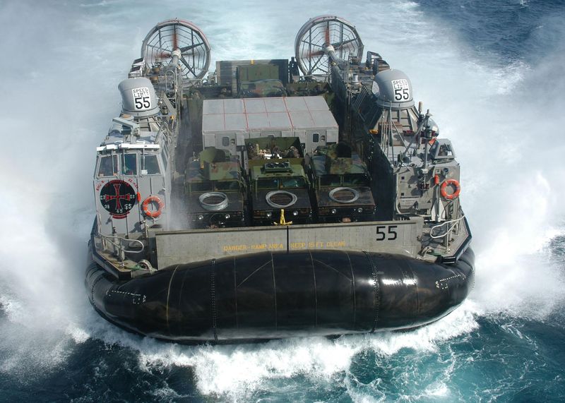 Soubor:LCAC-55 maneuvers to enter the well deck.jpg