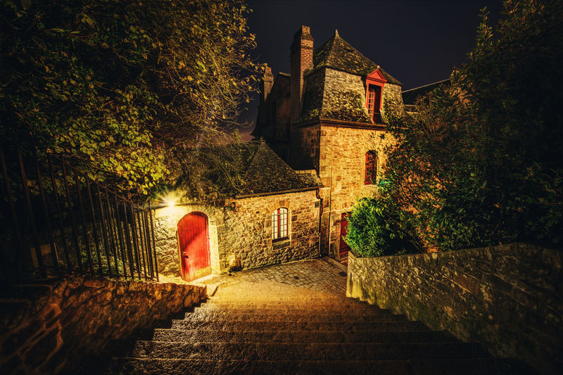 Soubor:The Streets of Mont Saint Michel HDR Flickr.jpg