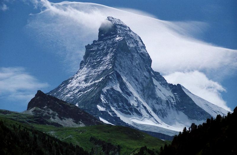 Soubor:Peak of the Matterhorn, seen from Zermatt, Switzerland.jpg