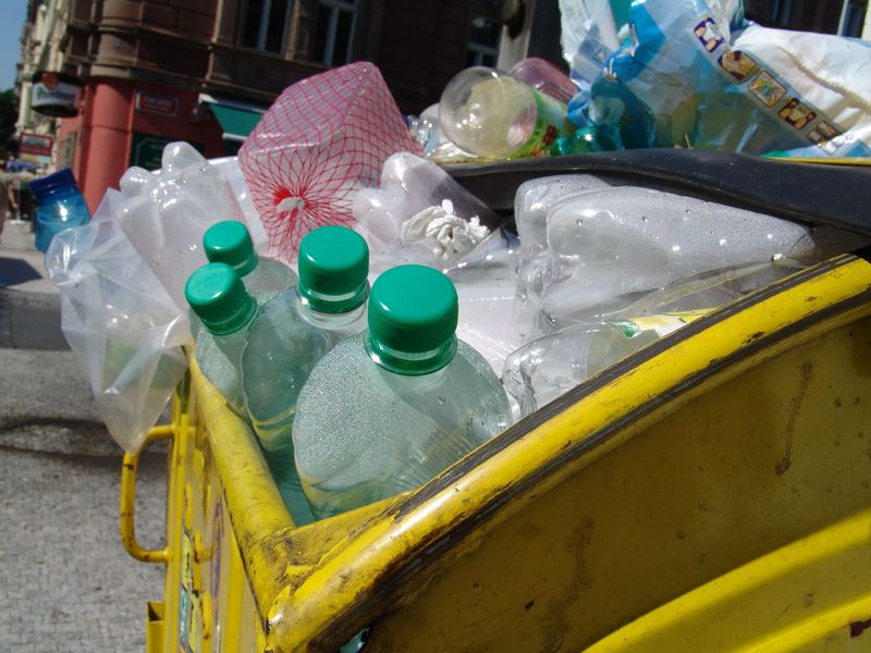 Soubor:PET bottles in a trash can (Prague).jpg