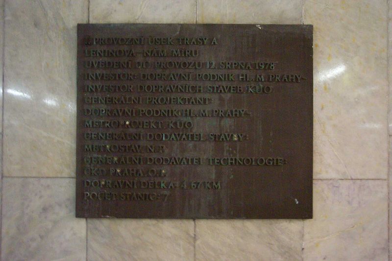 Soubor:Praha, Dejvická, pamětní deska.jpg