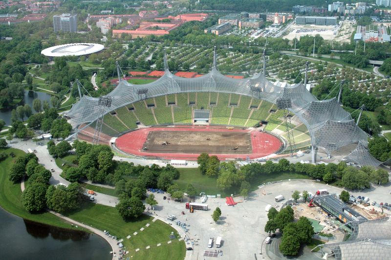 Soubor:Restoring the grass in Munich Olympic Stadium.jpg