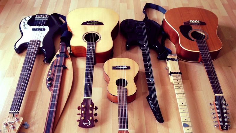 Soubor:Guitars-2013-Flickr.jpg