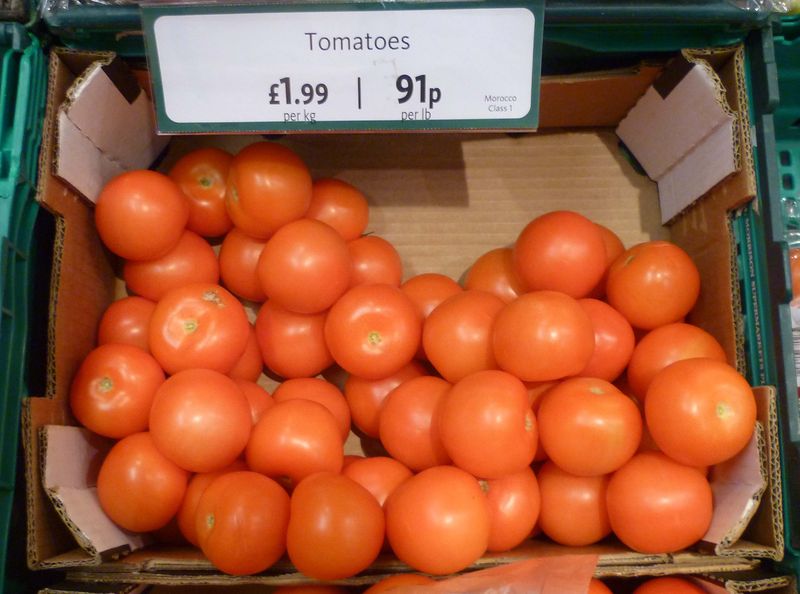 Soubor:Tomatoes for sale in a UK supermarket 2013.jpg