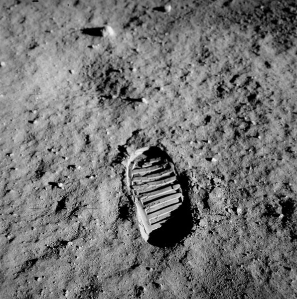 Soubor:Apollo 11 bootprint.jpg