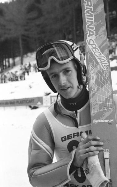 Soubor:Bundesarchiv Bild 183-1989-0131-038, Jens Weißflog bei DDR-Skimeisterschaften.jpg