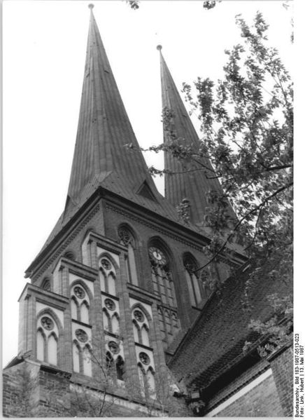 Soubor:Bundesarchiv Bild 183-1987-0513-023, Berlin, Nikolaikirche, Kirchtürme.jpg