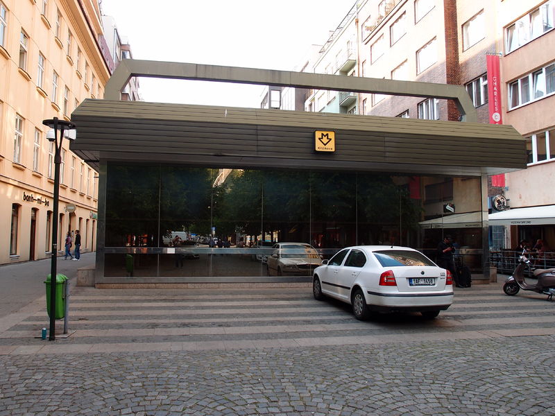 Soubor:Krizikova metro station 2022Z04.JPG