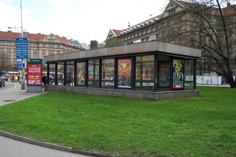 Soubor:Praha, Dejvická, Vestibul metra.jpg