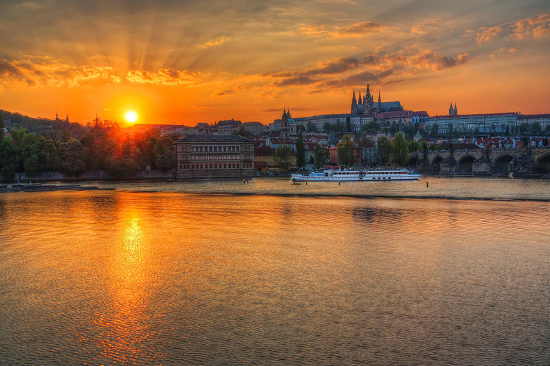 Soubor:Sun in Prague-theodevil.jpg